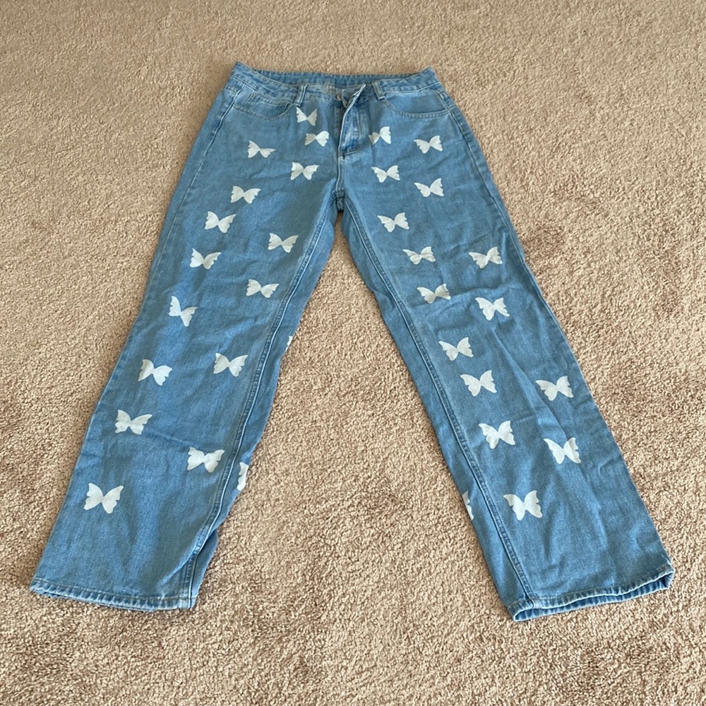 Straight, mom jeans, with butterfly details